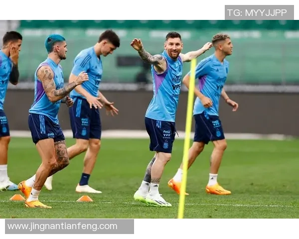 足球明星亲自指导梅西训练揭秘背后的辛勤付出与默默坚持 足球明星亲自指导梅西训练揭秘背后的辛勤付出与默默坚持