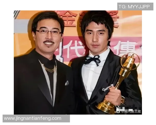 足球明星与儿子温馨合影展现父子情深的幸福时刻